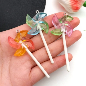 Vue macro de breloques sucettes moulin à vent colorées en résine pour accessoires DIY