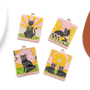 Détail de charms chat noir tarot en émail avec huile colorée et cadres dorés