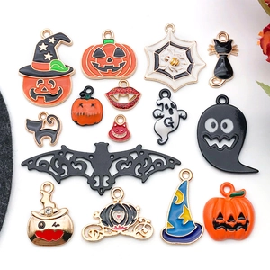 Détail de 14 breloques d'Halloween dont citrouille et fantôme pour création de bijoux
