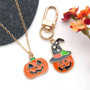 Set de bijoux Halloween comprenant un collier citrouille et un porte-clés chapeau de sorcière