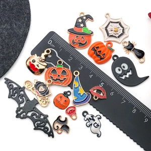 Vue macro de breloques d'Halloween en alliage avec règle pour création de bijoux