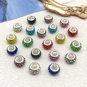 Vista plana de cuentas espaciadoras de diamantes de imitación de colores para joyería