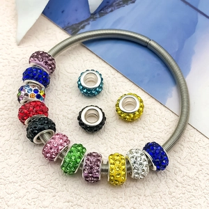 Primer plano detallado de cuentas coloridas con diamantes de imitación en brazalete de resorte