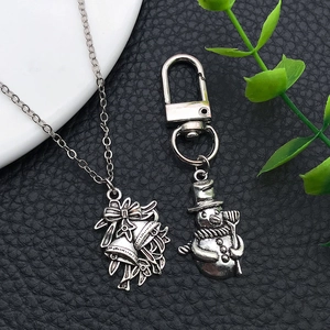 Détails du collier cloche de Noël et du porte-clés bonhomme de neige en alliage argenté
