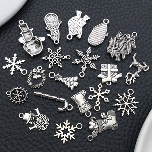 Détails macro de breloques de Noël en argent antique avec flocons de neige sur cuir