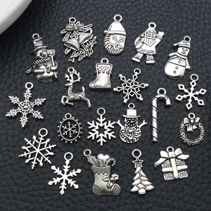 Collection de breloques de Noël en argent antique avec détails de flocon et renne