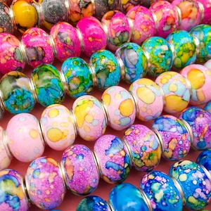 Perles en résine colorées avec motifs d'encre et anneaux pour bijoux DIY
