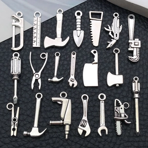 Collection de pendentifs outils en alliage argenté rétro sur cuir noir texturé
