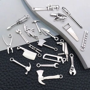 Collection de pendentifs outils en argent antique avec marteau, scie et clé pour bijoux