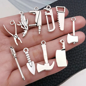 Lot de pendentifs outils de bricolage miniatures avec pinces scies et haches
