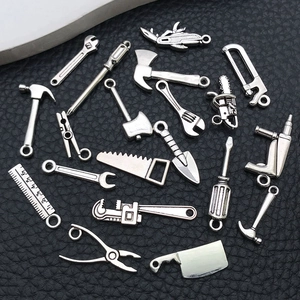 Vue macro de divers pendentifs outils en alliage argent antique pour bijoux DIY