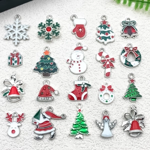 Vue à plat de breloques de Noël en émail coloré avec Père Noël et renne festif