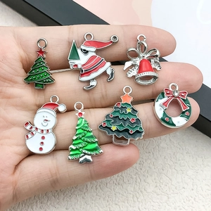 Lot de breloques de Noël en émail avec Père Noël et bonhomme de neige sur la main