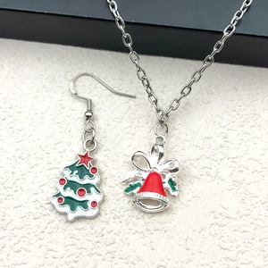 Parure de bijoux de Noël avec pendentifs en émail coloré sapin et cloche sur alliage argent