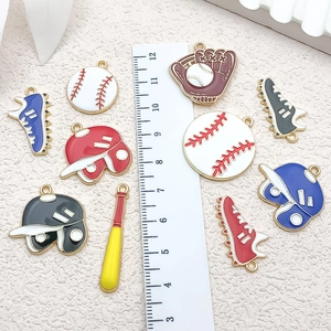 Λεπτομερής προβολή 11 σμάλτων baseball charms με κλίμακα μέτρησης σε λευκό φόντο