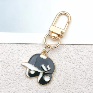 DIY αθλητικό μπρελόκ κράνος μπέιζμπολ σε ασπρόμαυρο χρώμα με χρυσό κούμπωμα καραμπίνερ