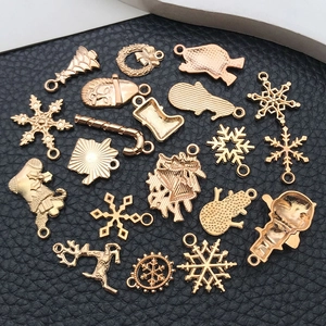 Ensemble de pendentifs de Noël en alliage avec finition or rose et motifs festifs variés
