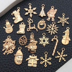 Gros plan détaillé de divers pendentifs de Noël en alliage doré sur fond de cuir noir