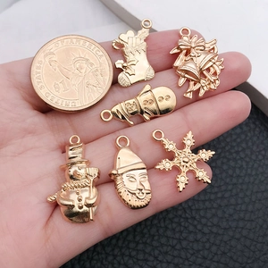 Détails de divers pendentifs de Noël dorés présentés pour comparaison de taille
