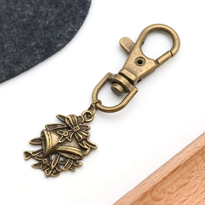 Portachiavi campana di Natale in bronzo vintage con dettaglio fiocco e stella su feltro