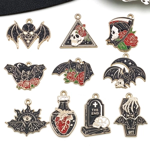 Detailliertes Set aus Emaille-Anhängern mit Fledermäusen und Rosen für DIY-Gothic-Schmuck