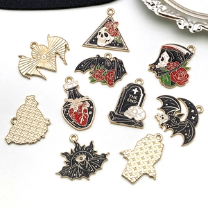 Gothic Halloween Anhänger Set mit Geist, Fledermaus und Rosenmotiven in Schwarz und Gold