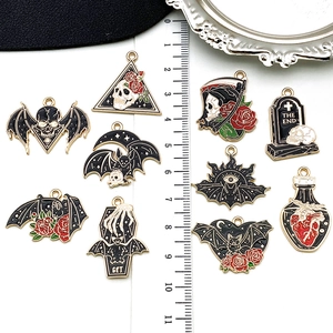 Gothic-Emaille-Anhänger mit Lineal zur Größenanzeige, Totenkopf- und Rosendesigns