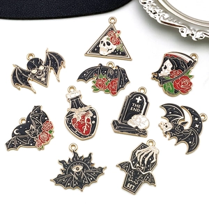 Detailansicht von gotischen Halloween-Anhängern mit Totenköpfen und Fledermäusen für Schmuck