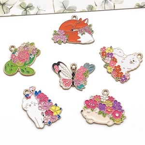 Lot de 6 breloques émaillées aux motifs floraux et animaux, renard et papillon