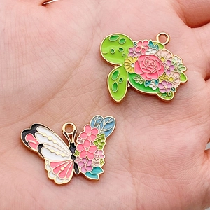 Pendentifs tortue et papillon en émail DIY avec motifs floraux et placage en or