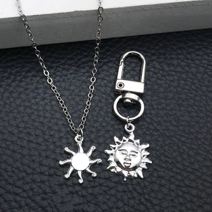 Detail von Silberlegierung Sonne und Stern Anhängern mit Kette und Schlüsselanhänger