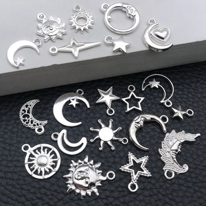 Detaillierte Nahaufnahme silberner Sonnen- Mond- und Sternanhänger für DIY-Schmuck