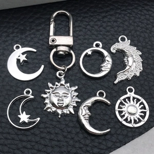 Silberne Himmelsanhänger Set mit Sonne Mond und Sternen Motiven für DIY Schmuckherstellung