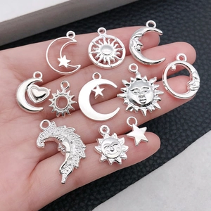 Set mit silbernen Sonnen-, Mond- und Sternanhängern für die DIY-Schmuckherstellung