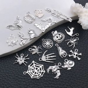 Detailweergave van zilveren Halloween-bedeltjes met vleermuizen, spinnen en pompoenen