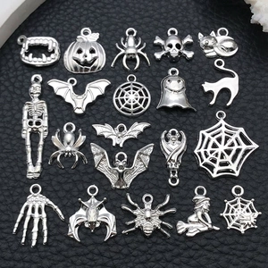 Macro-opname van 20 zilveren Halloween-bedeltjes van legering met pompoen- en schedelmotieven