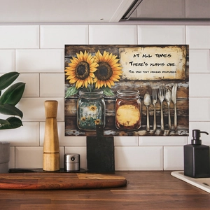 Arte murale rustica da cucina con girasoli e posate su sfondo di legno testurizzato