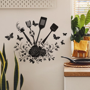 Adesivo murale nero con utensili da cucina, rose e farfalle per decorazione domestica