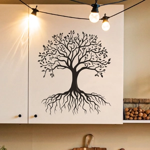 Sticker mural arbre de vie noir autocollant sur meuble blanc avec un éclairage chaleureux