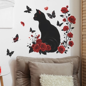 Adesivo murale decorativo con elegante silhouette di gatto nero, rose rosse e farfalle vivaci