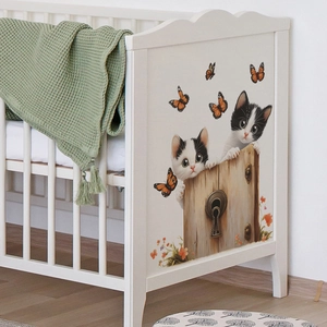 Süße Katzen und Schmetterlinge Wandaufkleber am weißen Kinderbett für Kinderzimmer