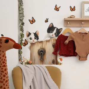 Cartoon Kätzchen und Schmetterling Wandaufkleber für gemütliche Kinderzimmer Deko