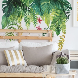 Adesivi murali con foglie tropicali verdi Monstera e fiori rosa sopra la testiera letto