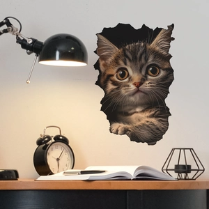 Sticker mural 3D chat tabby réaliste sortant du mur au-dessus d'un bureau de maison chaleureux
