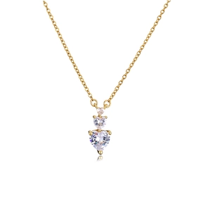 Dettaglio della collana a doppio cuore in oro con pendenti in zircone brillante