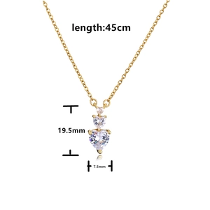 Dettaglio ravvicinato della collana con cuore dorato e dimensioni 19,5 mm per 7,5 mm