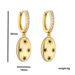 Boucles d'oreilles huggie dorées avec oxydes de zirconium et breloques ovales étoiles