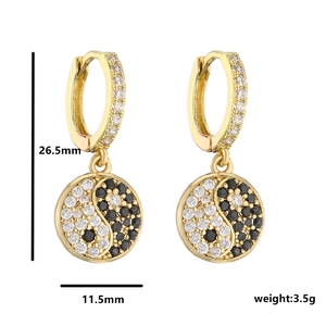 Boucles d'oreilles dorées avec pendentif Tai Chi Yin Yang et zircons étincelants