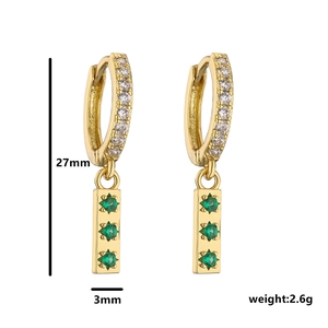 Boucles d'oreilles pendantes dorées avec micro-pavage zircons et gemmes vertes verticales