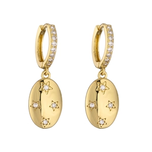 Vue détaillée de boucles d'oreilles dorées avec pendentifs ovales, étoiles et zircons
